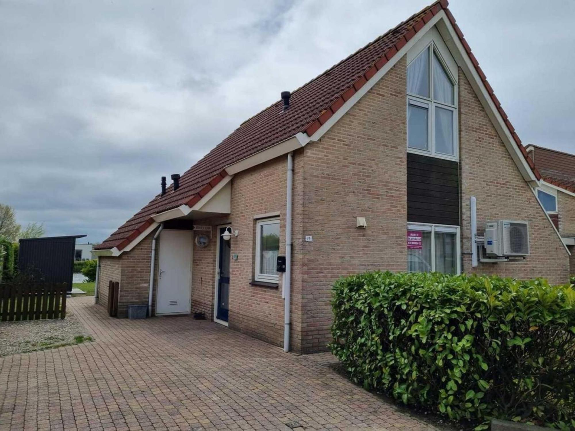 Vakantiehuis Lovely With Garden *